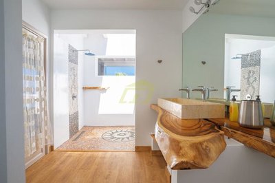 Stunning retreat-like villa with uninterrupted sea views in beautiful grounds in Tabayesco