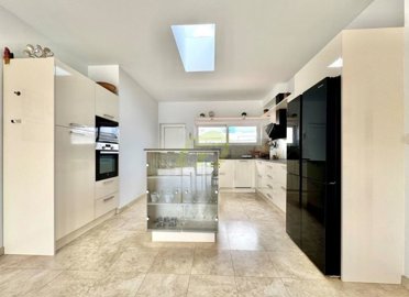 3 bedroom 2 bathroom villa including self contained studio with over 5000m² plot