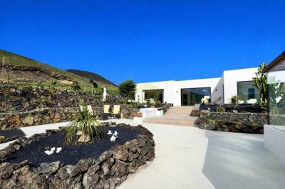 3 bedroom 2 bathroom villa including self contained studio with over 5000m² plot