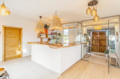 Amazing frontline 5 bedroom property with endless opportunities