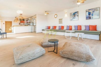 Amazing frontline 5 bedroom property with endless opportunities