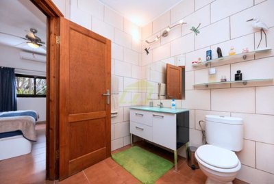 Beautiful fully detached villa with private pool and garage in Playa Blanca