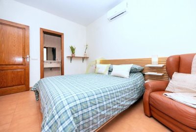 Beautiful fully detached villa with private pool and garage in Playa Blanca