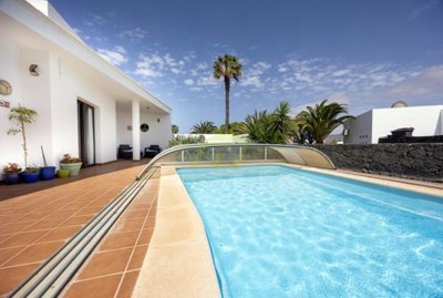 Beautiful fully detached villa with private pool and garage in Playa Blanca
