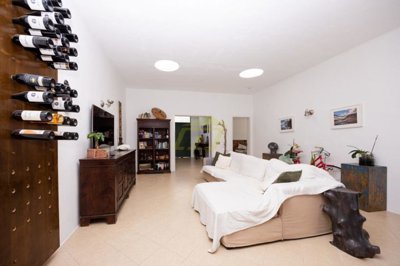 Charming Canarian 5 bedroom & 4 bathroom single-storey villa with private pool in Costa Teguise