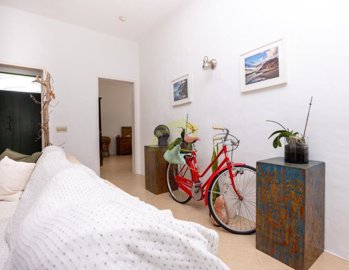 Charming Canarian 5 bedroom & 4 bathroom single-storey villa with private pool in Costa Teguise