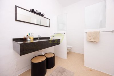 Charming Canarian 5 bedroom & 4 bathroom single-storey villa with private pool in Costa Teguise