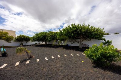 Charming Canarian 5 bedroom & 4 bathroom single-storey villa with private pool in Costa Teguise