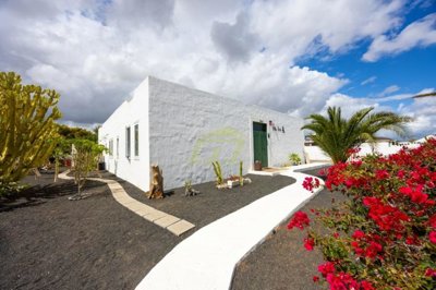 Charming Canarian 5 bedroom & 4 bathroom single-storey villa with private pool in Costa Teguise