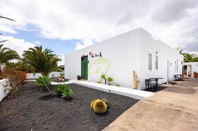 Charming Canarian 5 bedroom & 4 bathroom single-storey villa with private pool in Costa Teguise