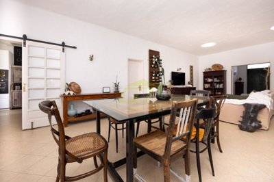 Charming Canarian 5 bedroom & 4 bathroom single-storey villa with private pool in Costa Teguise