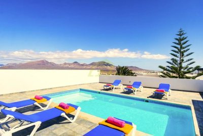 Spacious home with private pool and separate apartment in Montaña Roja, Playa Blanca