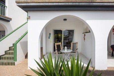 Fully renovated apartment with easy parking, communal pool and pool bar