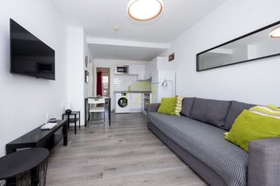 Fully renovated apartment with easy parking, communal pool and pool bar