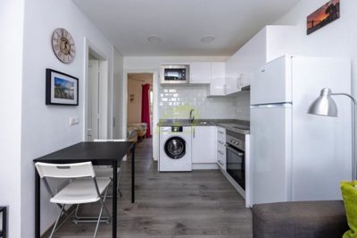 Fully renovated apartment with easy parking, communal pool and pool bar