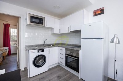 Fully renovated apartment with easy parking, communal pool and pool bar