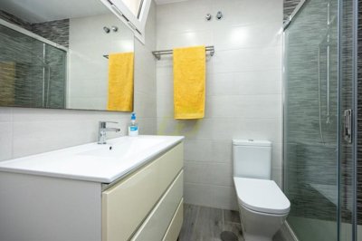 Fully renovated apartment with easy parking, communal pool and pool bar