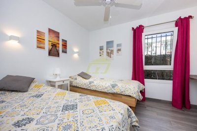 Fully renovated apartment with easy parking, communal pool and pool bar