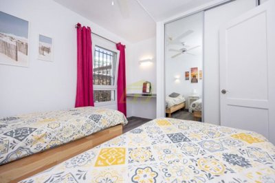 Fully renovated apartment with easy parking, communal pool and pool bar