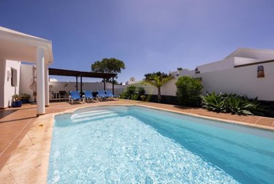 Detached villa in a quiet complex with a south-facing garden and private heated pool in Playa Blanca