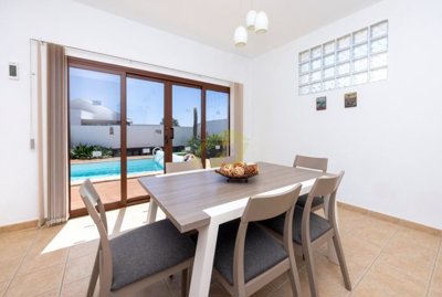 Detached villa in a quiet complex with a south-facing garden and private heated pool in Playa Blanca