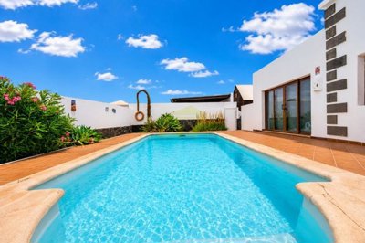 Detached villa in Parque Del Rey complex with a south-facing garden and private heated pool