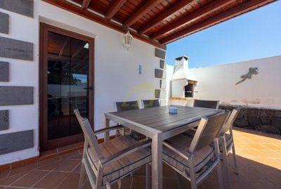 Detached villa in a quiet complex with a south-facing garden and private heated pool in Playa Blanca