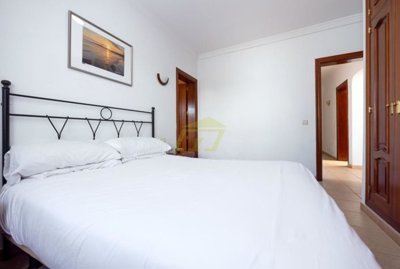 Detached villa in a quiet complex with a south-facing garden and private heated pool in Playa Blanca