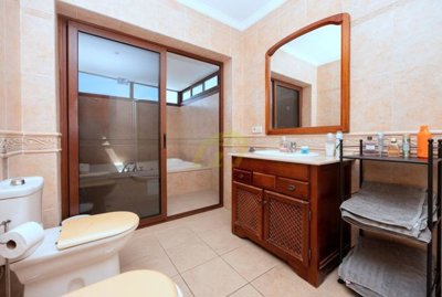 Detached villa in a quiet complex with a south-facing garden and private heated pool in Playa Blanca