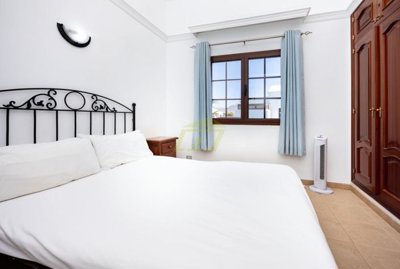 Detached villa in a quiet complex with a south-facing garden and private heated pool in Playa Blanca