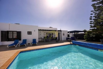 3 bedroom villa with heated pool in prime location of Playa Blanca