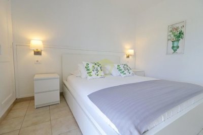 Immaculate property in popular complex with pool and pool bar