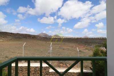 Immaculate property in popular complex with pool and pool bar