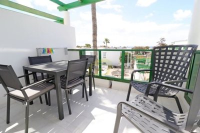 Immaculate property in popular complex with pool and pool bar