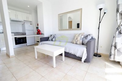 Immaculate property in popular complex with pool and pool bar