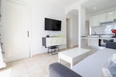 Immaculate property in popular complex with pool and pool bar