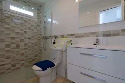 Immaculate property in popular complex with pool and pool bar