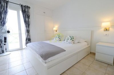 Immaculate property in popular complex with pool and pool bar