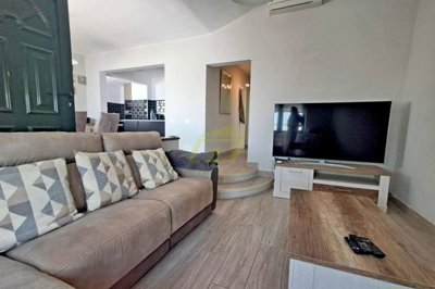 Immaculate fully renovated bungalow in excellent location