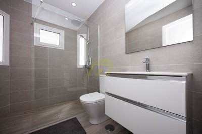 Immaculate fully renovated bungalow in excellent location