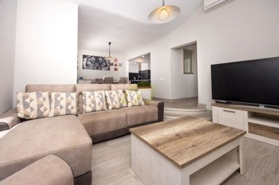 Immaculate fully renovated bungalow in excellent location