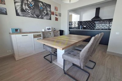 Immaculate fully renovated bungalow in excellent location