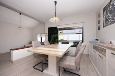 Immaculate fully renovated bungalow in excellent location