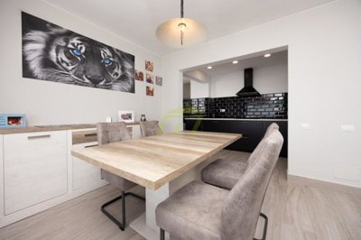 Immaculate fully renovated bungalow in excellent location