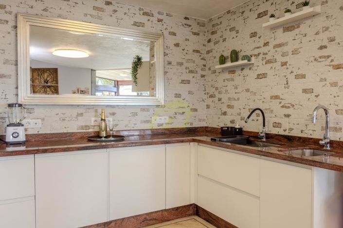 Image No.7-12 Bed Villa for sale