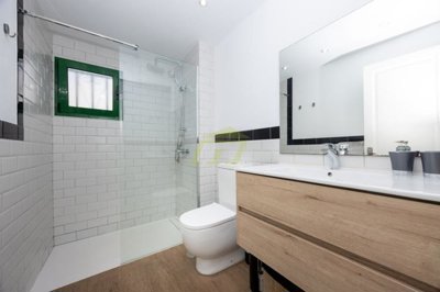 5 minutes from the Avenida Promenade