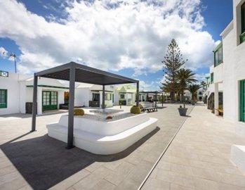 5 minutes from the Avenida Promenade