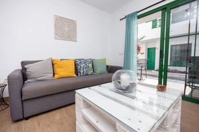 5 minutes from the Avenida Promenade