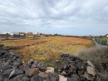 South-facing plot with views to Playa Blanca and Fuerteventura