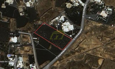 South-facing plot with views to Playa Blanca and Fuerteventura